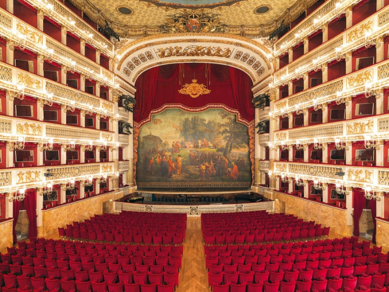 Naples day tour - St. Carlo Theater